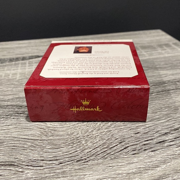 Hallmark | Baseball Heroes: Jackie Robinson (1997) - Keepsake Ornament - Picture 6 of 11